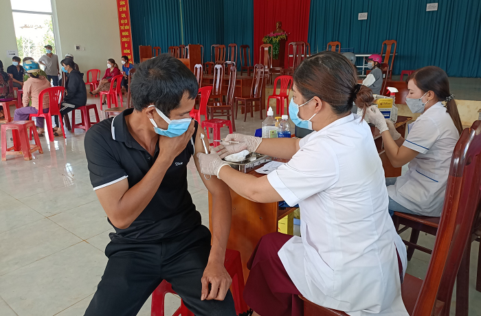 Xã Ea Khăl tiếp tục triển khai tiêm vắc xin phòng Covid-19 cho người dân trên địa bàn xã